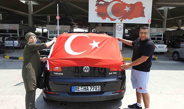Kapıkule'de gurbetçi yoğunluğu: Tatillerini Türkiye'de geçirmek için sınır kapılarına akın ediyorlar