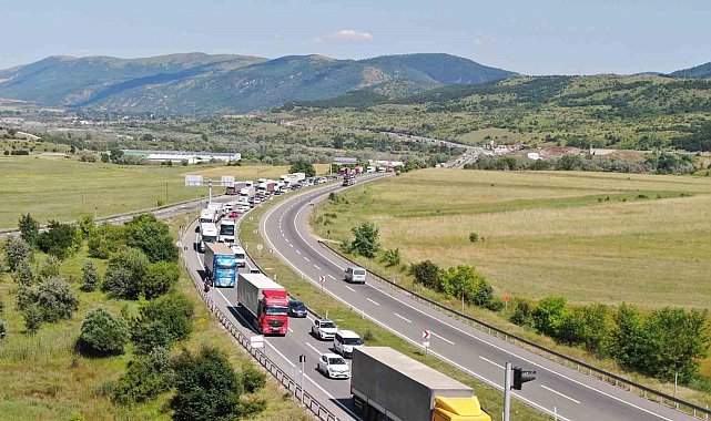 Karabük'te bayram dönüşü yoğunluğu tatilin son gününde de devam ediyor