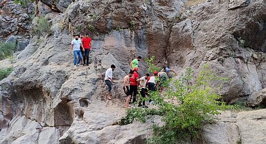 Kayalıklardan düşen genç yaralandı
