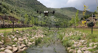 Kayseri Talas'ta droneli tarım ilaçlaması