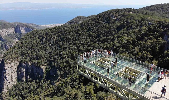 Kazdağları Cam Seyir Terasını 7 günde 12 bin kişi ziyaret etti