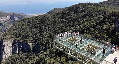 Kazdağları Cam Seyir Terasını 7 günde 12 bin kişi ziyaret etti