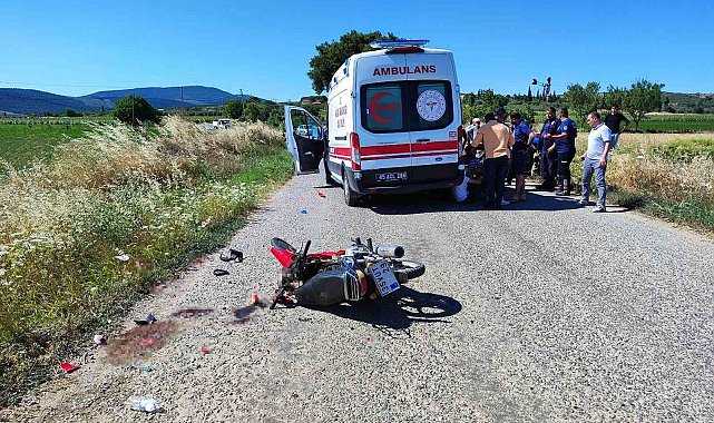 Kırkağaç'ta motosiklet traktöre çarptı: 2 yaralı