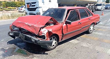Kırmızı ışıkta bekleyen otomobile çarptı: 4 yaralı