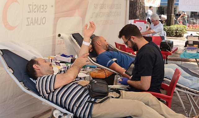 Kocaelili muhtarlardan Kızılay'a kan bağışı