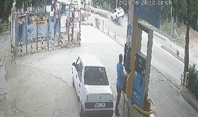 Lüks araç aydınlatma direğine çarptı: 2 yaralı
