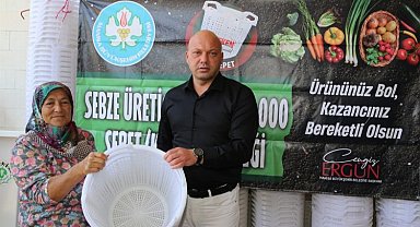 Manisa Alaşehir ve Sarıgöl'de sepetleri teslim etti