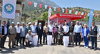 Manisa Şehzadeler'de 16 bin sepet dağıttı