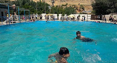 Mardin'de sıcaktan bunalan vatandaşlar Gurs Vaidisi'ne akın ediyor