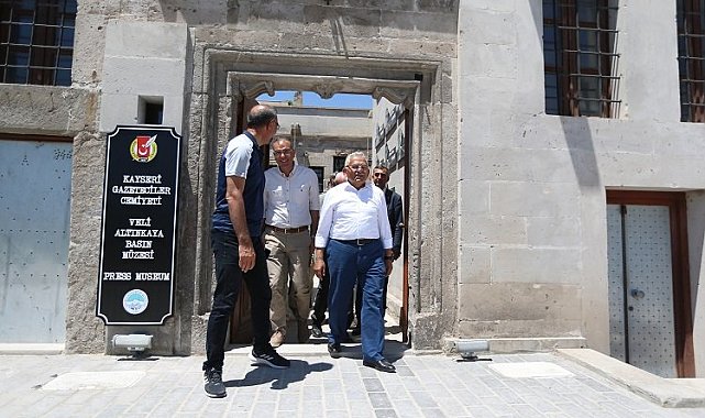 Memduh Büyükkılıç Basın Müzesi'ni gezdi