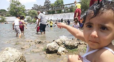 Mersin'de aşırı sıcaklardan bunalan vatandaşlar baraja akın etti