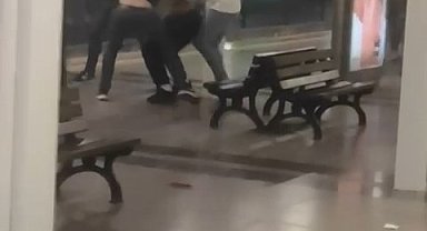 Metro istasyonunda yumruklar havada uçuştu