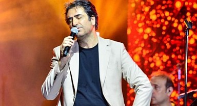 Minibüse binen Mahsun Kırmızıgül, yolculara konser verdi