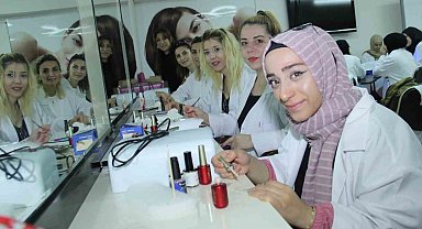 Nail art ve protez tırnak, kadınların gelir kapısı oldu