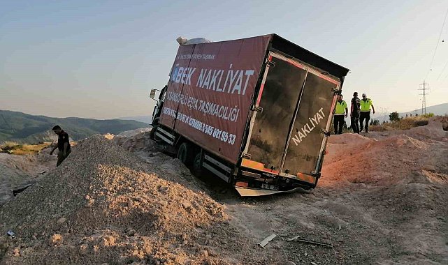 Nakliye kamyonu toprak yığınına saplandı: 1 yaralı