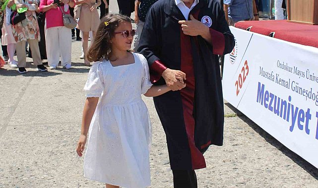 Okumanın yaşı yok: Eski rektör, 64 yaşında hukuk fakültesini bitirdi