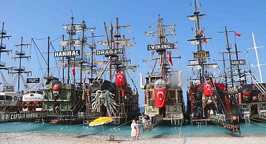 Ölüdeniz'de tekneciler çifte bayram kutladı