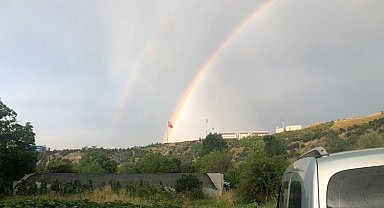 Önce gökkuşağı çıktı ardından şimşekler çaktı