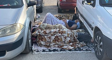 Otellerde yer bulamayan tatilciler araçlarda sabahladı, ortaya 'pes' dedirten görüntüler çıktı