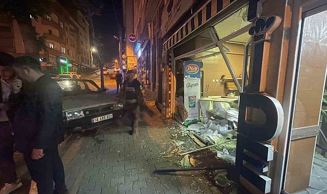 Otomobil pide dükkanına daldı, cam çerçeve aşağı indi