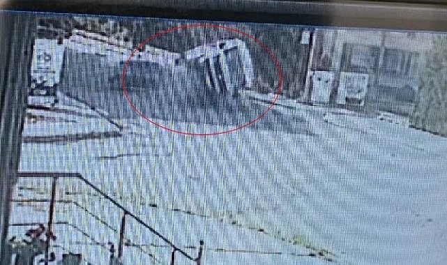 Otomobille çarpışan işçi servisinin devrildiği kaza kamerada