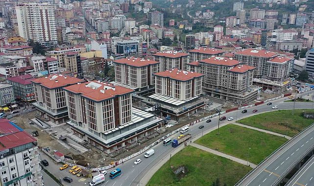 Rize'de kentsel dönüşüm çalışmalarında inşaatında sona gelinen belediye bloklarındaki iş yerleri hak sahiplerine teslim ediliyor