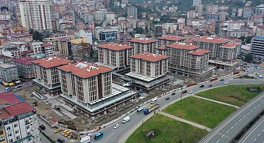 Rize'de kentsel dönüşüm çalışmalarında inşaatında sona gelinen belediye bloklarındaki iş yerleri hak sahiplerine teslim ediliyor