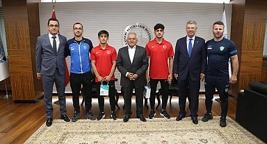 Şampiyon güreşçiler Memduh Büyükkılıç'la buluştu