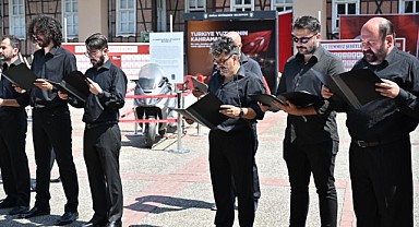 Şehitlikte duygusal anma