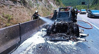 Seyir halinde alev alan lüks cip yanarak kullanılamaz hale geldi