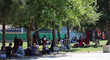 Sıcaktan bunalan mesire alanlarına koştu