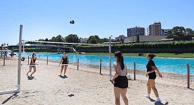 Suni plajda voleybol keyfi