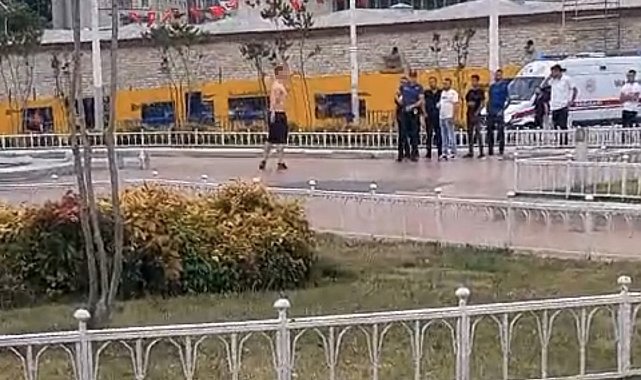 Taksim Meydanı'nda hareketli dakikalar kamerada: Bıçakla kendini rehin aldı