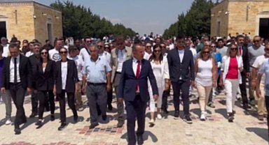 Tanju Özcan Anıtkabir'de... Özcan'dan Ata'ya şikayet