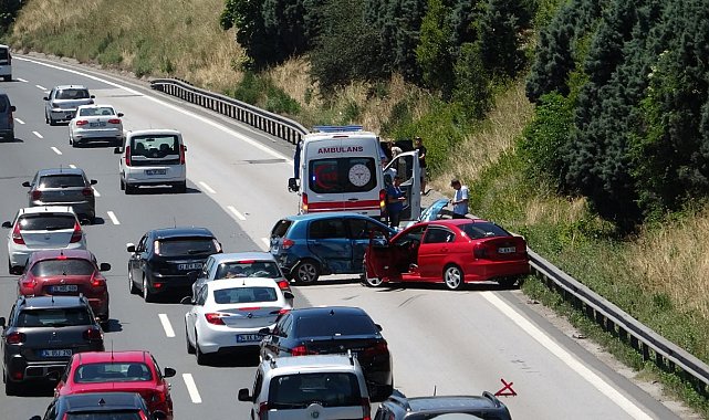 TEM'de 2 otomobil çarpıştı, uzun araç kuyruğu oluştu