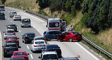 TEM'de 2 otomobil çarpıştı, uzun araç kuyruğu oluştu