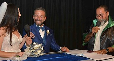 Tiyatro sahnesinde evlendiler