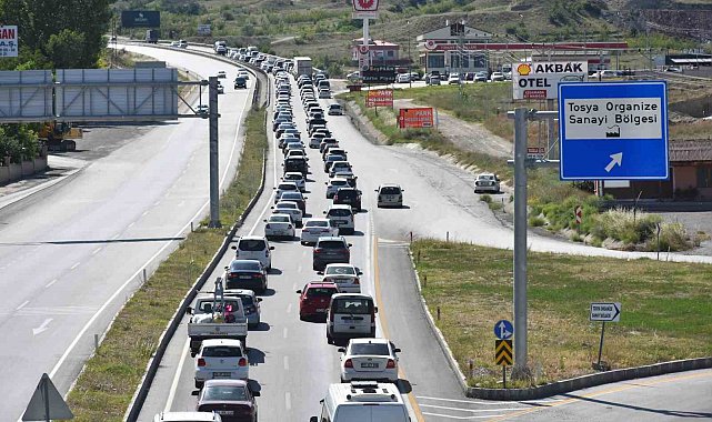 Tosya D-100'de tatil dönüşü yoğunluğu