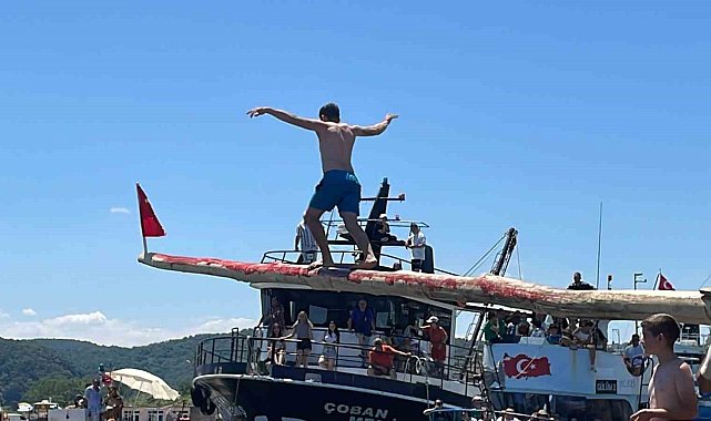 Yağlı direkten Türk bayrağını alana 30 bin lira değerinde ödül