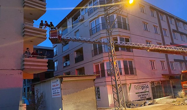 Yangında mahsur kalan vatandaşları itfaiye ekipleri kurtardı