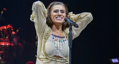 Yıldız Tilbe Sahne Üzerinde Peruğunu Çıkararak Hayranlarının Karşısına Çıktı