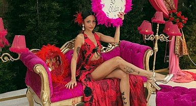 Zeynep Bastık'tan Roman havalı yaş günü