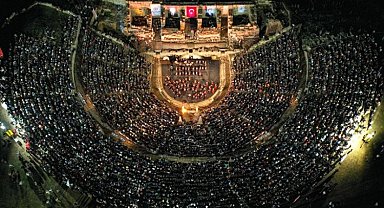 1800 yıllık antik tiyatroda müzik şöleni