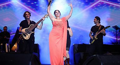 Aliağa'da Zara ve Uğur Aslan'dan yağmur altında müzik ziyafeti