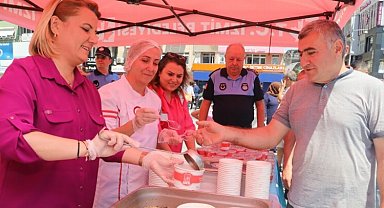 Başkan Hürriyet'ten İzmitlilere aşure ikramı