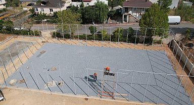 Çayırova'da yeni halı sahaların inşaatı sürüyor