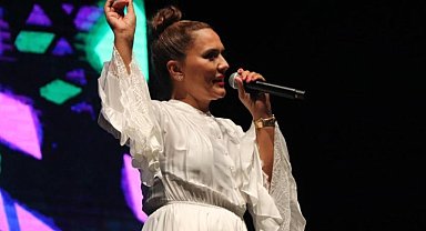 Demet Akalın Düzce'de hayranlarını coşturdu
