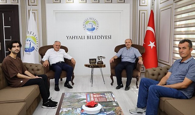 Esat Öztürk'ten başarılı öğrenciye altın