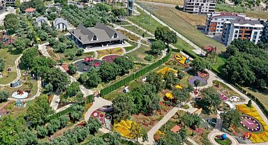 Hayallerindeki kahramanları gören çocuklar parka hayran kaldı