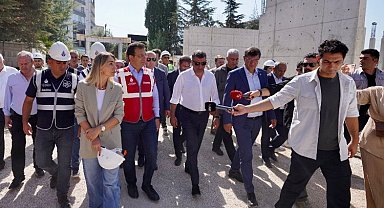 İstanbul Büyükşehir'den Elazığ'daki okul inşaatına yakın mercek